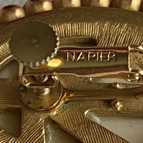 🎀 Napier Vintage Gold tone Cream Color Beaded Edge Clip On Earrings - Picture 10 of 10